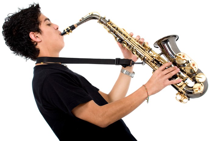 Saxophone dimainkan dengan cara