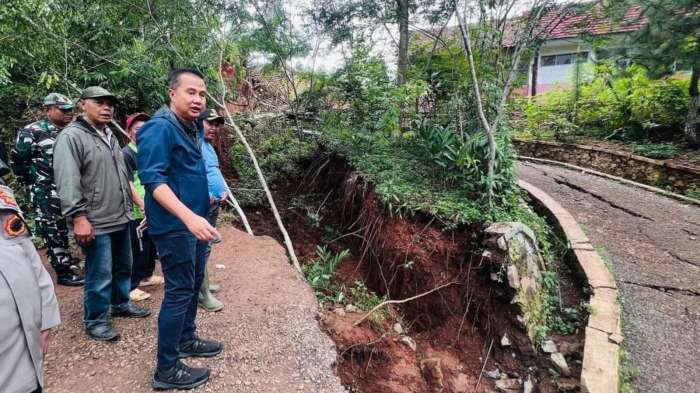 Bey Machmudin Tinjau Lokasi Banjir di Sukabumi