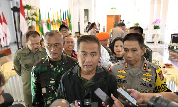 Bey Machmudin Tinjau Lokasi Banjir di Sukabumi