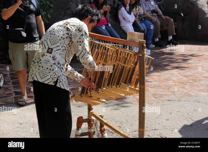 Bagaimana cara memainkan angklung