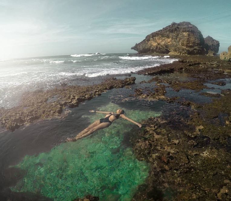 Pantai Nglambor Gunungkidul tempat wisata hits dengan berbagai fasilitas.