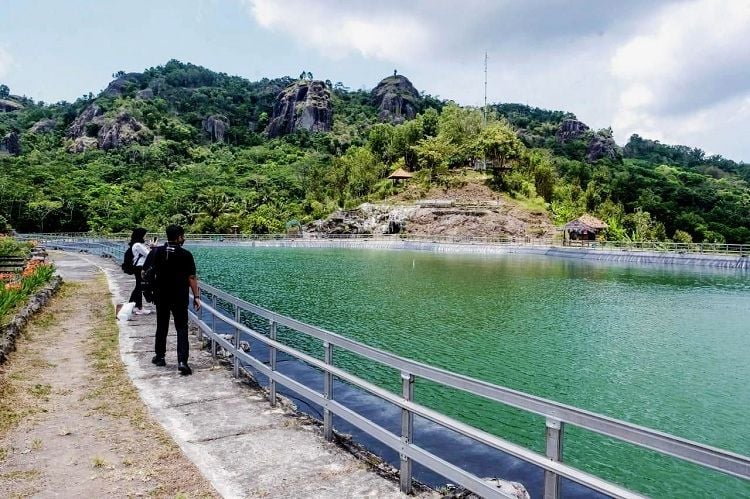 Danau buatan di atas bukit dan bekas gunung api purba di Desa Wisata Nglanggeran, Kabupaten Gunungkidul, Yogyakarta